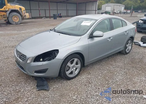 2013 Volvo S60 T5/T5 Platinum/T5 Premier/T5 Premier Plus z USA, uszkodzony, nr VIN YV1612FS3D2187363
